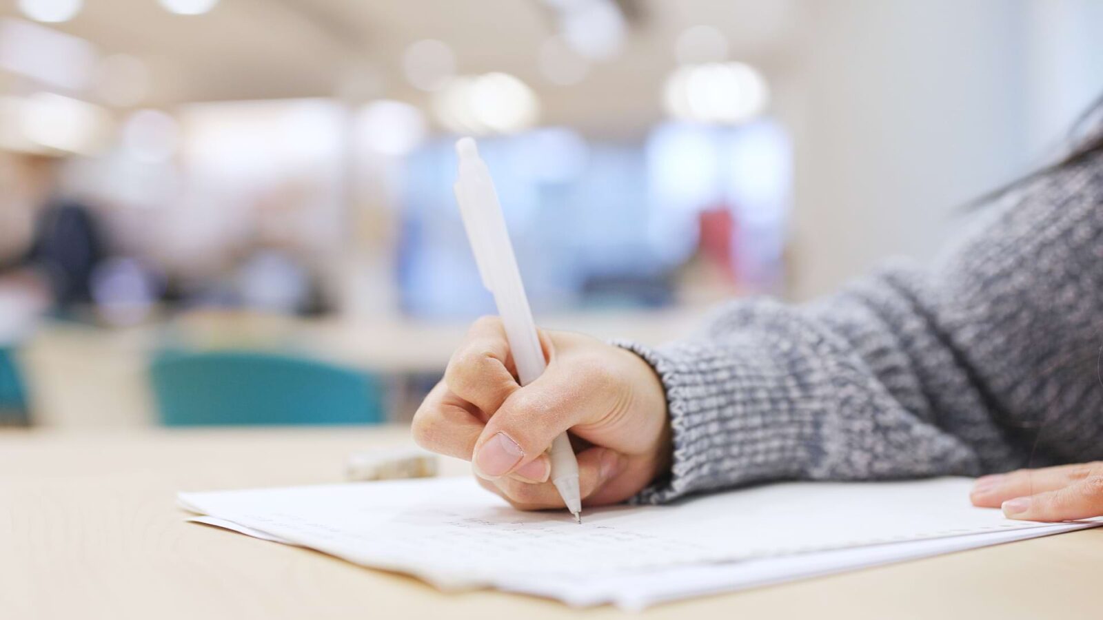 Estudiante tomando apuntes